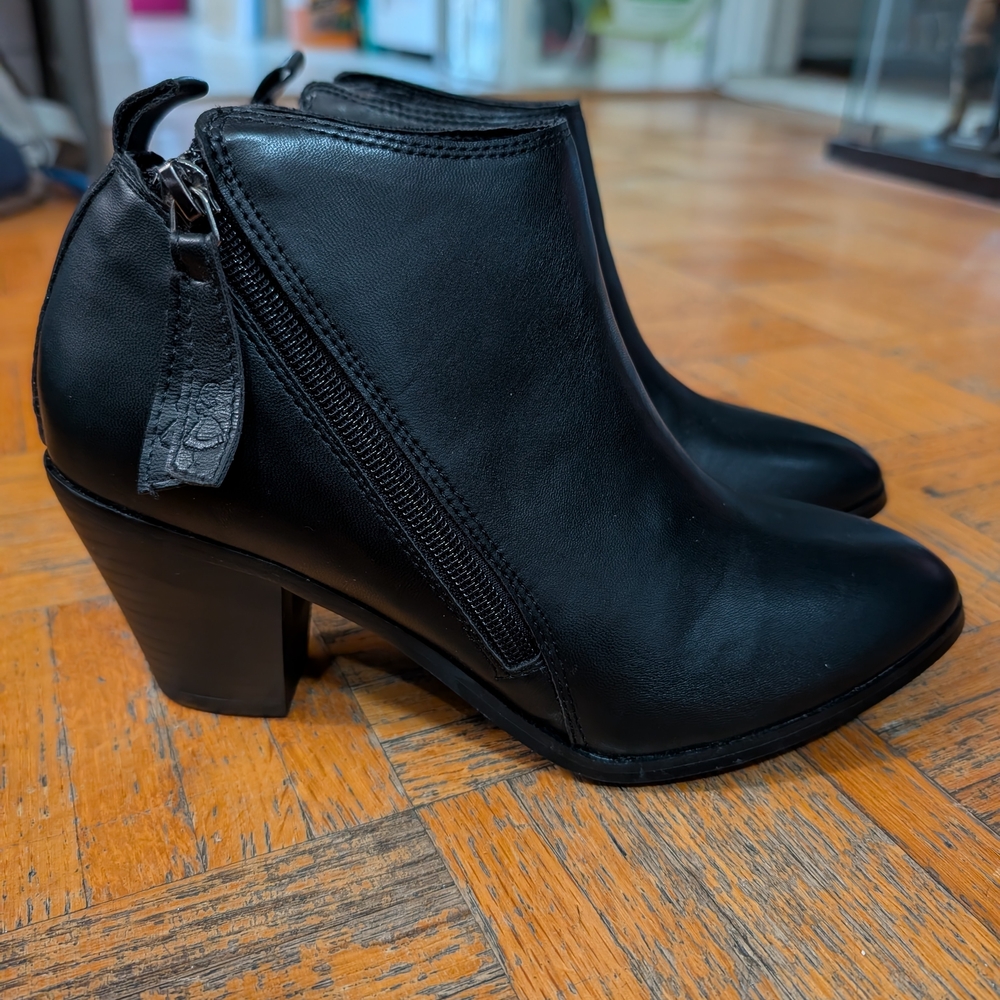Hot Topic Disney Alice Black Ankle Boots